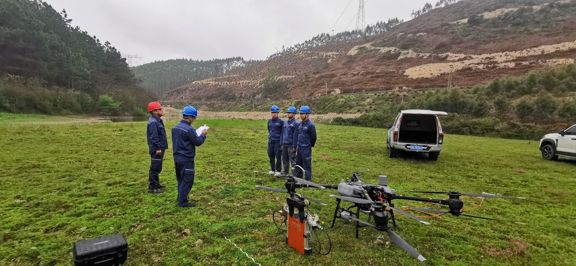大载重无人机与地线修复机器人协同部署现场