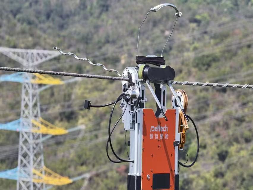 地线修复机器人在线路上执行作业